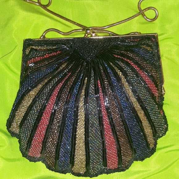 Gorgeous beaded scallop seashell night life bag - Picture 2 of 10